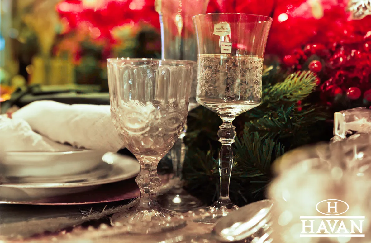 Imagem de mesa posta decorada para ceia de Natal Havan