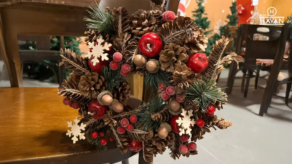 guirlanda decorada com ele mentos rústicos como: pinhas, galhos secos, frutas vermelhas e castanhas