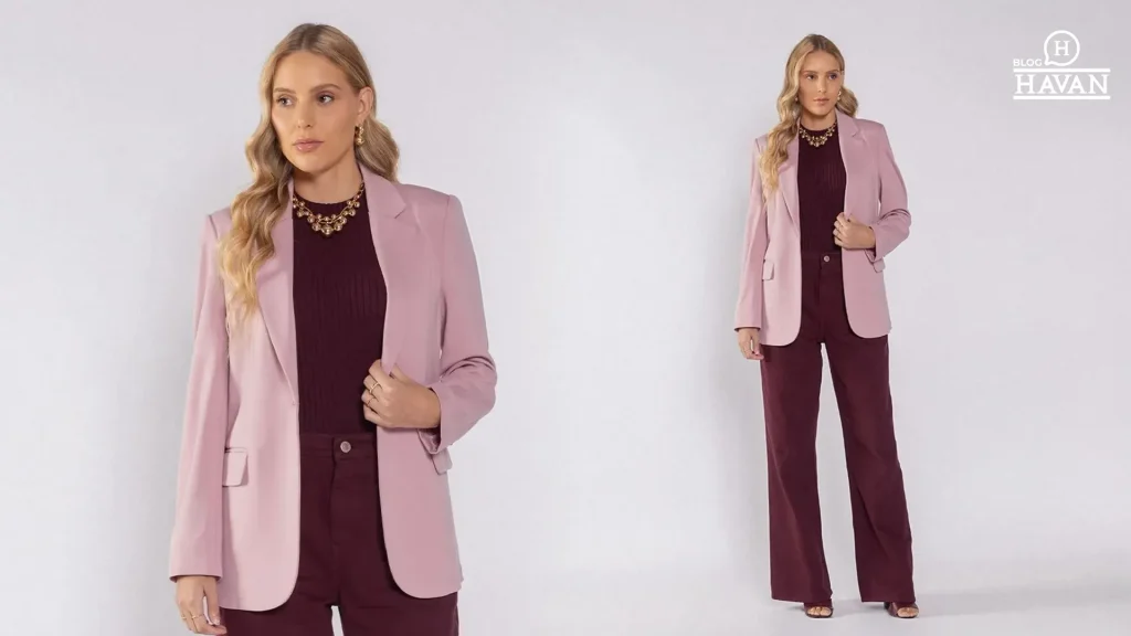 a modelo usa blazer rosa, blusa de lá bordô e calça jeans bordô. O colar dourado e oo salto alto apresentam um look elegante para usar no dia a dia